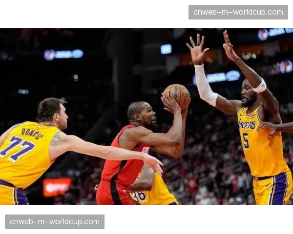 NBA发布最新伤病报告,共计5名球员出战成疑,涉及三场半决赛 NBA发布最新伤病报告,共计5名球员出战成疑,涉及三场半决赛